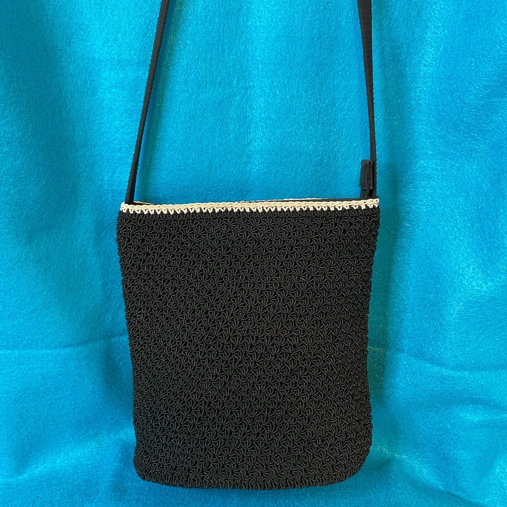 👝Liz Claiborne Villager Crochet Small Crochet Crossbody Bag. Black and Beige.👝